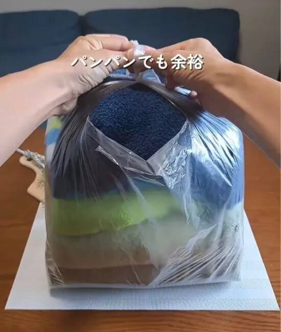 パンパンのビニール袋もサッと結べる！　簡単な裏技に「解くのもラクなんて」