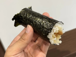 納豆がこぼれる問題を即解決！　海苔巻きに『2片』貼るだけで食べやすい