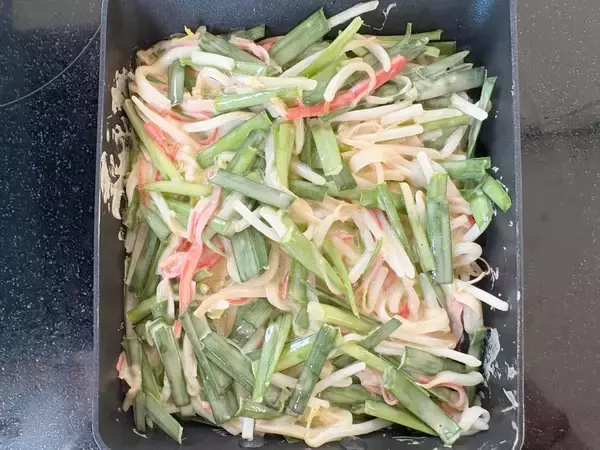カニカマ、ニラ、モヤシを入れて…玉子焼き器で作ったものがこちら