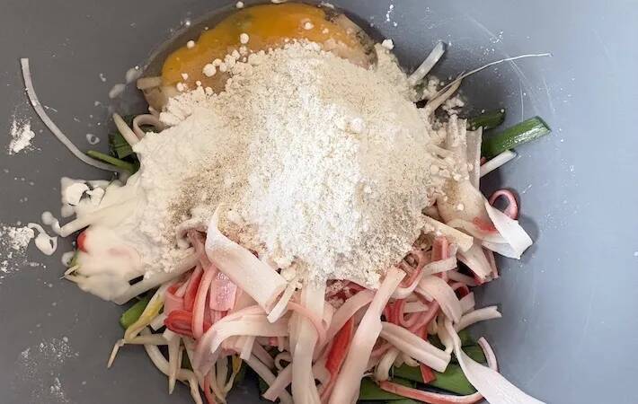 カニカマ、ニラ、モヤシを入れて…玉子焼き器で作ったものがこちら