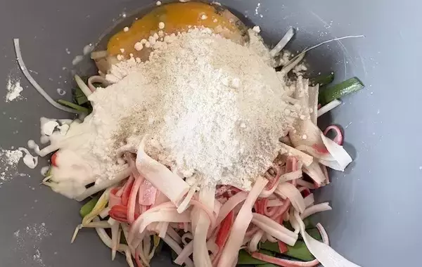 「カニカマ、ニラ、モヤシを入れて…玉子焼き器で作ったものがこちら」の画像