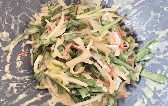カニカマ、ニラ、モヤシを入れて…玉子焼き器で作ったものがこちら
