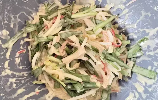 「カニカマ、ニラ、モヤシを入れて…玉子焼き器で作ったものがこちら」の画像