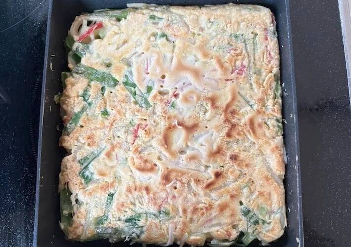 カニカマ、ニラ、モヤシを入れて…玉子焼き器で作ったものがこちら