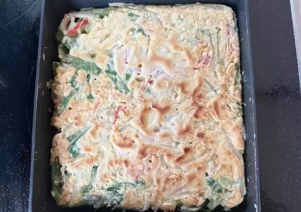 「カニカマ、ニラ、モヤシを入れて…玉子焼き器で作ったものがこちら」の画像