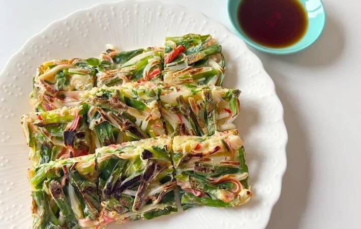 カニカマ、ニラ、モヤシを入れて…玉子焼き器で作ったものがこちら