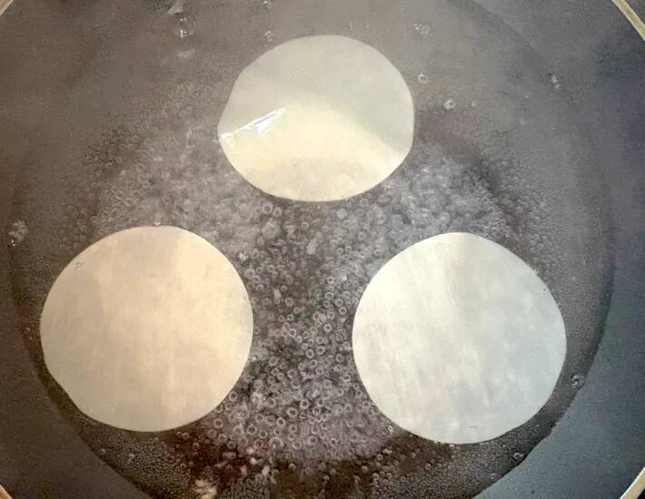 余った餃子の皮をゆでて… 5分で作れる『おやつ』が「モチモチでおいしい！」