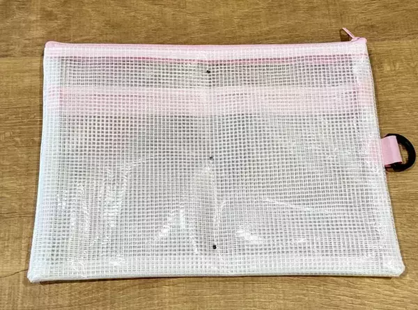 「100均のメッシュポーチに穴を開けると…？　できたものに「これ考えた人天才！」」の画像