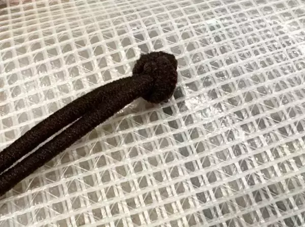 「100均のメッシュポーチに穴を開けると…？　できたものに「これ考えた人天才！」」の画像