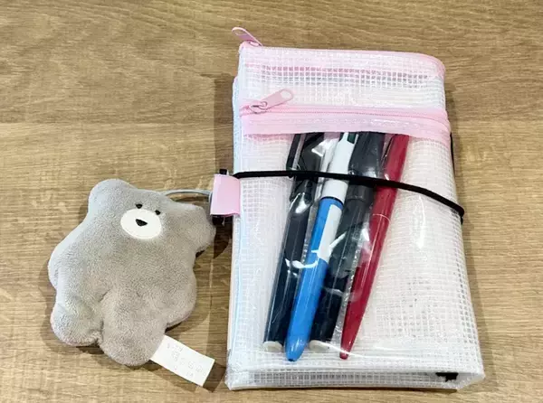 「100均のメッシュポーチに穴を開けると…？　できたものに「これ考えた人天才！」」の画像