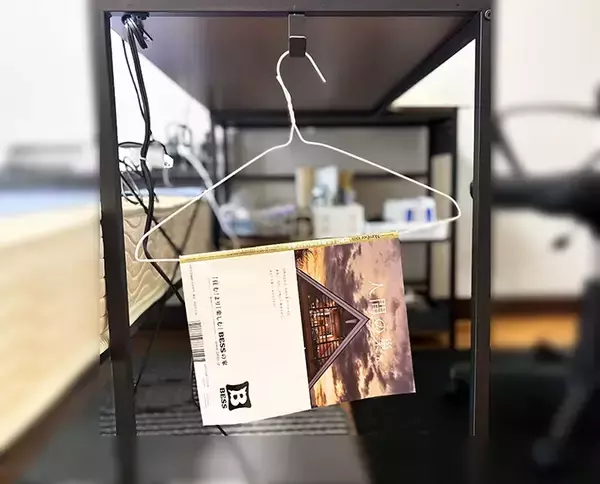 「ダイソーのハンガー　折り曲げると…「ハッとした」「キッチンで役立つ」【収納術3選】」の画像