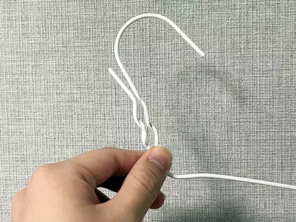 「ダイソーのハンガー　折り曲げると…「ハッとした」「キッチンで役立つ」【収納術3選】」の画像