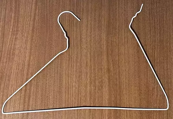 「ダイソーのハンガー　折り曲げると…「ハッとした」「キッチンで役立つ」【収納術3選】」の画像