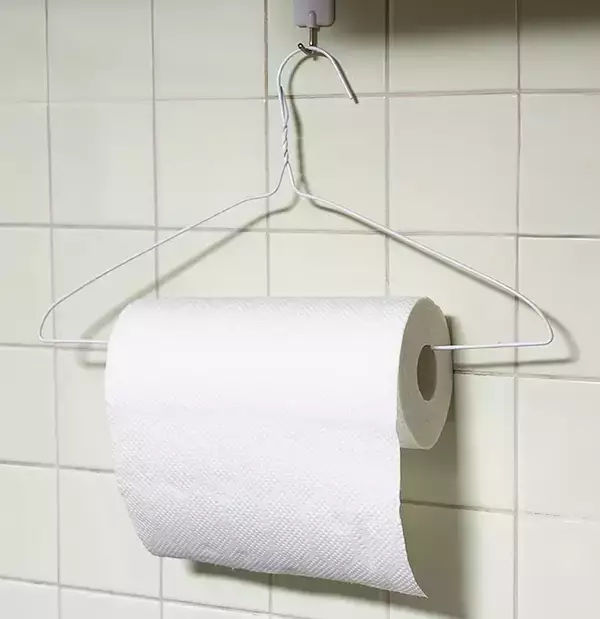 「ダイソーのハンガー　折り曲げると…「ハッとした」「キッチンで役立つ」【収納術3選】」の画像