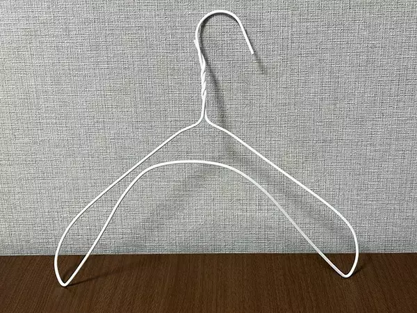 「ダイソーのハンガー　折り曲げると…「ハッとした」「キッチンで役立つ」【収納術3選】」の画像