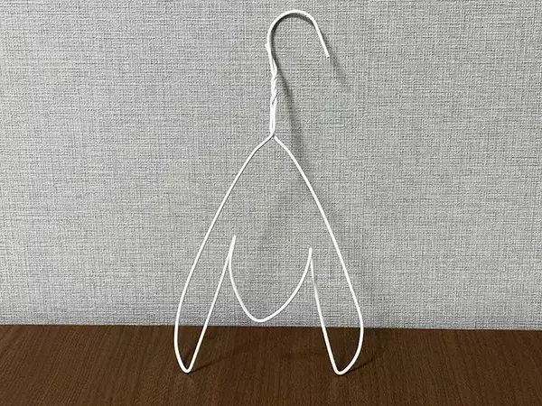 「ダイソーのハンガー　折り曲げると…「ハッとした」「キッチンで役立つ」【収納術3選】」の画像