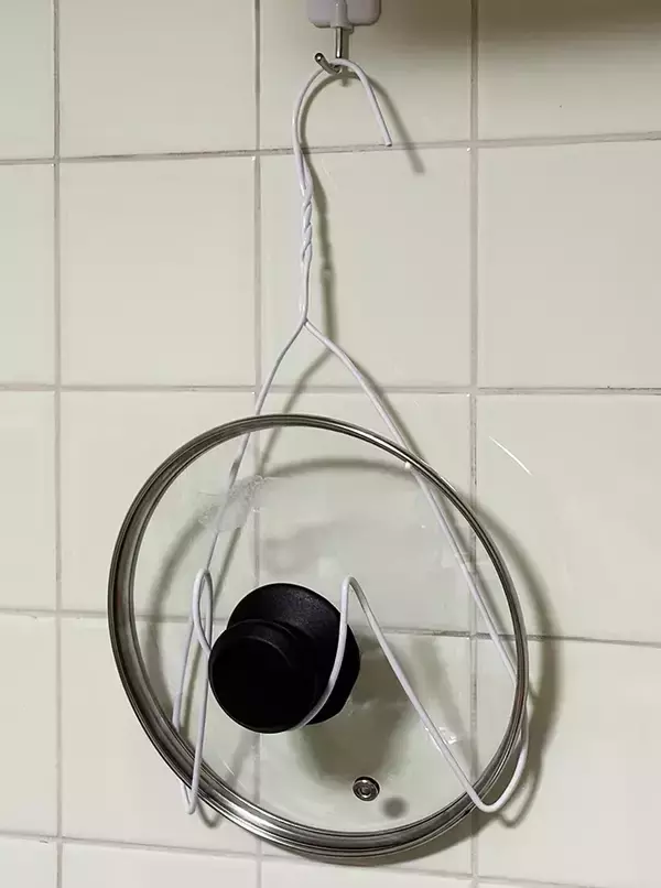 「ダイソーのハンガー　折り曲げると…「ハッとした」「キッチンで役立つ」【収納術3選】」の画像