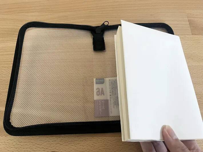 セリアで買った『A6ファスナーケース』　まさかの使い道に「意外と思いつかなかった」