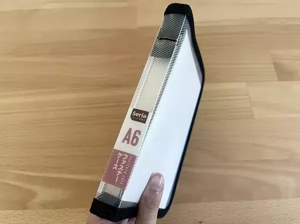 「セリアで買った『A6ファスナーケース』　まさかの使い道に「意外と思いつかなかった」」の画像