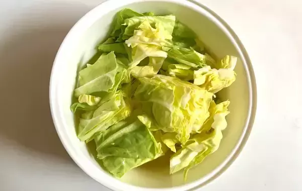 「旬を楽しめるのは今だけ！　5分で作ったキャベツの簡単おかずに「息子が一気に完食」」の画像