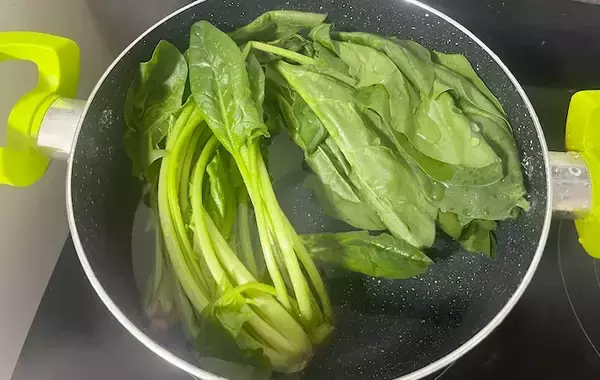 「【調理10分】ほうれん草1袋ペロリ！　おひたしじゃない食べ方に「夫が絶賛」」の画像