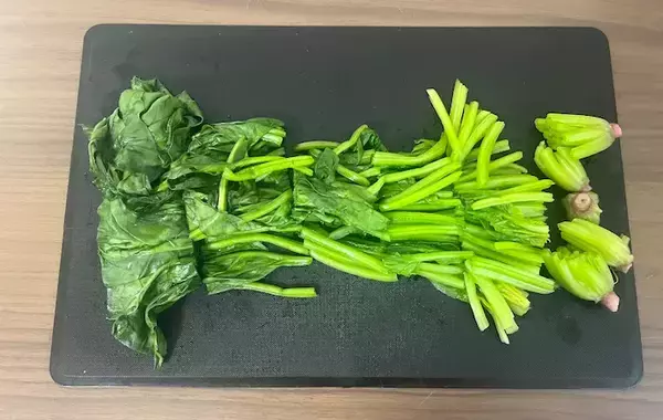 「【調理10分】ほうれん草1袋ペロリ！　おひたしじゃない食べ方に「夫が絶賛」」の画像