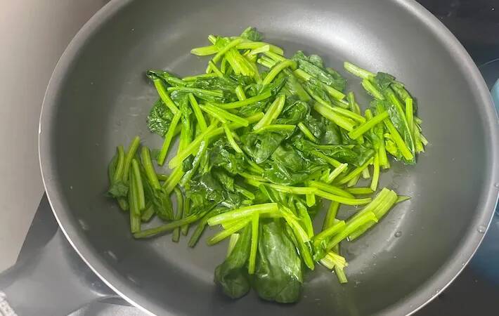 【調理10分】ほうれん草1袋ペロリ！　おひたしじゃない食べ方に「夫が絶賛」