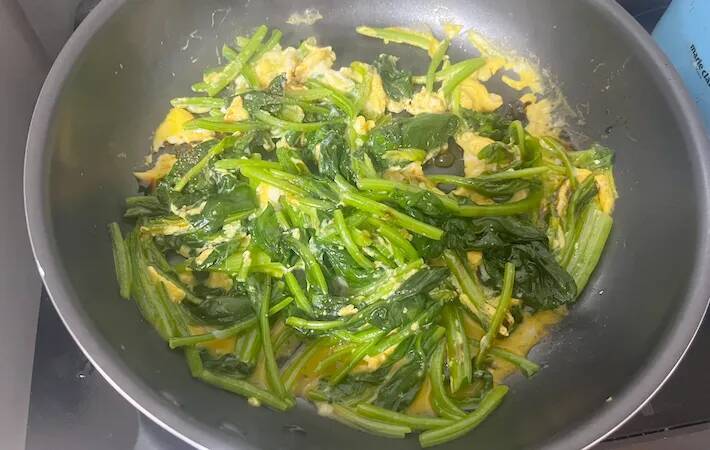【調理10分】ほうれん草1袋ペロリ！　おひたしじゃない食べ方に「夫が絶賛」