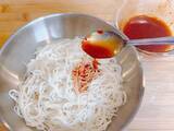 「そうめんが『夏のガッツリ飯』に化ける！　無限にすすれるアレンジに「100gじゃ足りない」「夫婦であっという間に完食」」の画像1