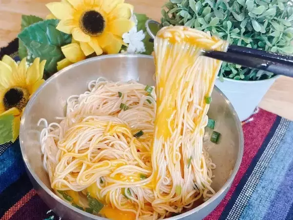 そうめんが『夏のガッツリ飯』に化ける！　無限にすすれるアレンジに「100gじゃ足りない」「夫婦であっという間に完食」