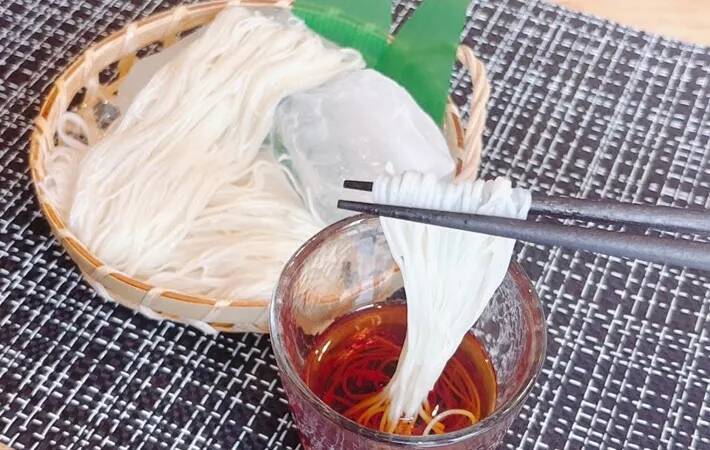 そうめんが『夏のガッツリ飯』に化ける！　無限にすすれるアレンジに「100gじゃ足りない」「夫婦であっという間に完食」