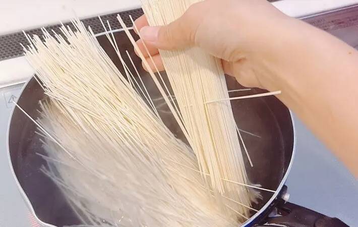 そうめんが『夏のガッツリ飯』に化ける！　無限にすすれるアレンジに「100gじゃ足りない」「夫婦であっという間に完食」