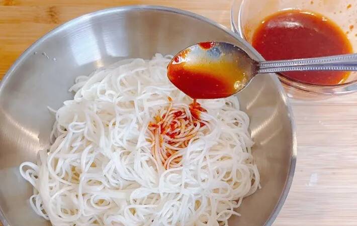 そうめんが『夏のガッツリ飯』に化ける！　無限にすすれるアレンジに「100gじゃ足りない」「夫婦であっという間に完食」