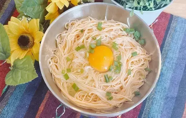 「そうめんが『夏のガッツリ飯』に化ける！　無限にすすれるアレンジに「100gじゃ足りない」「夫婦であっという間に完食」」の画像
