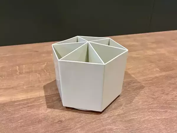 「110円で買った『回転式ペンスタンド』　ペン以外の収納術も「優秀すぎる」」の画像
