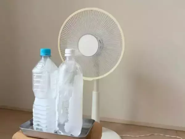 扇風機の前に置いた2本のペットボトル　15分後の室温変化に驚いた！