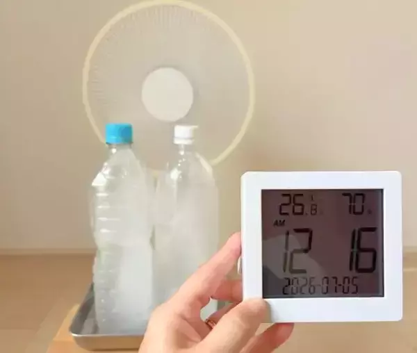 「扇風機の前に置いた2本のペットボトル　15分後の室温変化に驚いた！」の画像