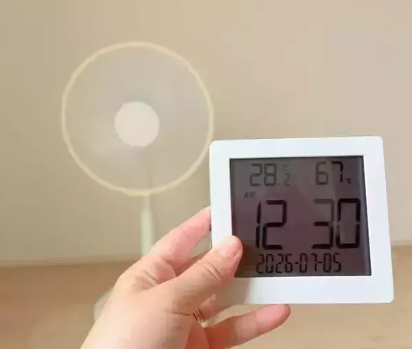 「扇風機の前に置いた2本のペットボトル　15分後の室温変化に驚いた！」の画像
