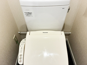 便座の裏側に『つっぱり棒』を設置すると…　収納で役立つ「活用法」を試して感動！