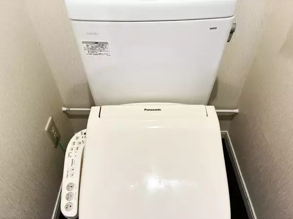 トイレットペーパーホルダーに『ブックエンド』を設置　簡単な裏ワザに「収納スペースが増えた」