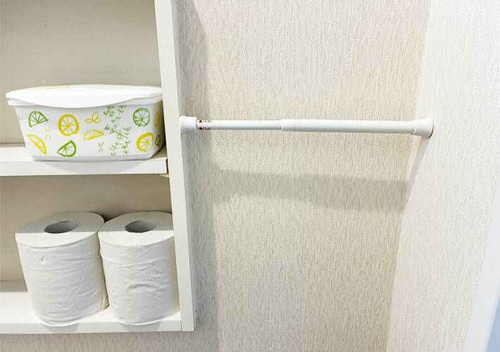 トイレットペーパーホルダーに『ブックエンド』を設置　簡単な裏ワザに「収納スペースが増えた」