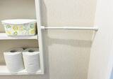 「トイレットペーパーホルダーに『ブックエンド』を設置　簡単な裏ワザに「収納スペースが増えた」」の画像2