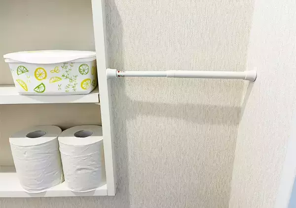 「トイレットペーパーホルダーに『ブックエンド』を設置　簡単な裏ワザに「収納スペースが増えた」」の画像