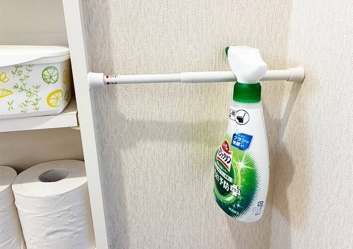 トイレットペーパーホルダーに『ブックエンド』を設置　簡単な裏ワザに「収納スペースが増えた」