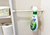 「トイレットペーパーホルダーに『ブックエンド』を設置　簡単な裏ワザに「収納スペースが増えた」」の画像3