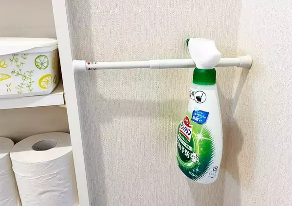 「トイレットペーパーホルダーに『ブックエンド』を設置　簡単な裏ワザに「収納スペースが増えた」」の画像