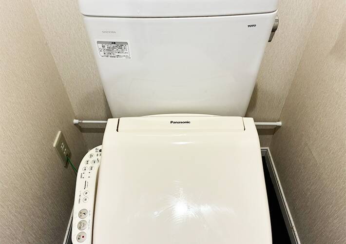 トイレットペーパーホルダーに『ブックエンド』を設置　簡単な裏ワザに「収納スペースが増えた」