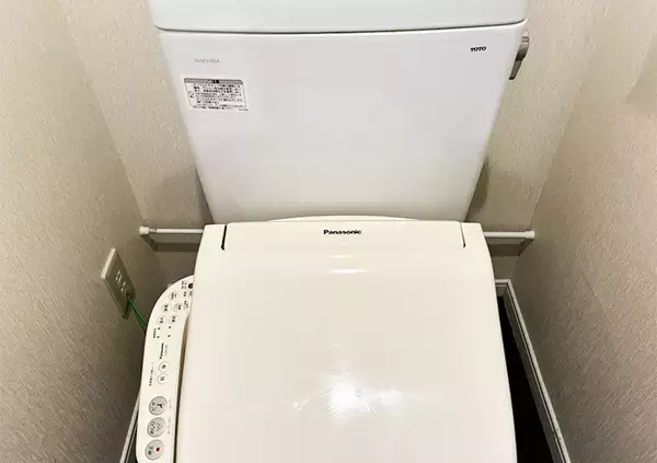 「トイレットペーパーホルダーに『ブックエンド』を設置　簡単な裏ワザに「収納スペースが増えた」」の画像