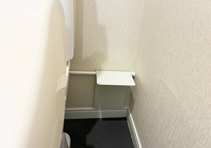 トイレットペーパーホルダーに『ブックエンド』を設置　簡単な裏ワザに「収納スペースが増えた」