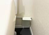 「トイレットペーパーホルダーに『ブックエンド』を設置　簡単な裏ワザに「収納スペースが増えた」」の画像5